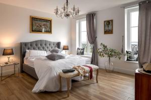 KojskoPeterc Vineyard Estate的一间卧室配有一张大床和一个吊灯。