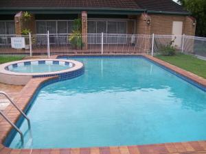 麦凯Sun Plaza Motel - Mackay的蓝色的院子中的游泳池