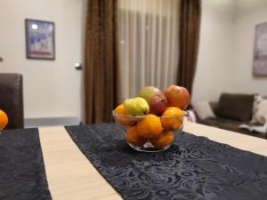 科帕奥尼克G4 Apartment Milmari的坐在桌子上的一碗水果