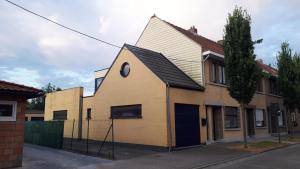 HammeVertentenhuis的黄色房子,屋顶有 ⁇ 
