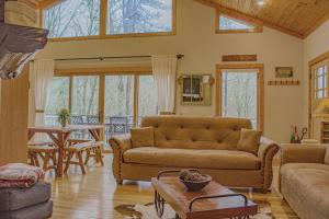 富兰克林Red Cedar Cabin的客厅配有沙发和桌子