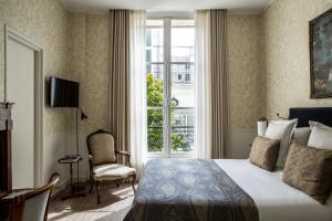 Hôtel des Saints Pères - Esprit de France客房内的一张或多张床位