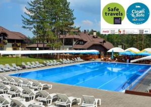 乌日策兹拉蒂波斯卡诺克酒店的一个带躺椅的游泳池,一个度假村