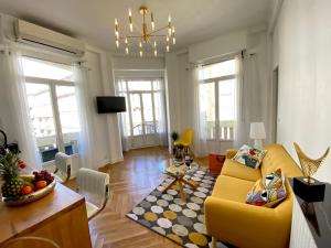 尼斯2 Bedroom - Hyper Center - Kitchen - Tramway - Balcony - Air Conditioner - Wifi的客厅配有黄色的沙发和桌子