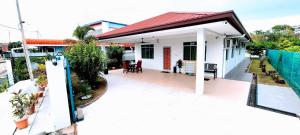 哥打京那巴鲁Kota Kinabalu Sabah City Homestay的一间白色的小房子,有红色的屋顶