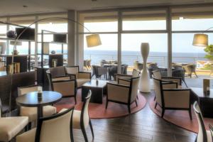 大洛希尼彭塔酒店的一间带桌椅的海景餐厅