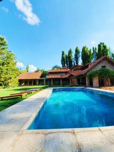 查克拉斯德科里亚La Bignonia Posada的房屋前的大型游泳池