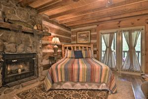 汤森德Townsend Apt on Little River - 3 Mi to Natl Park!的小木屋内一间卧室配有一张床和一个壁炉