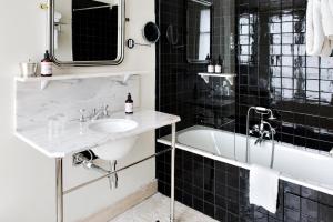 Hotel Rochechouart - Orso Hotels的一间浴室