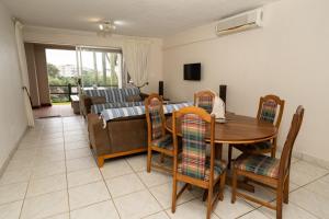 乌旺戈海滩Laguna La Crete 87的客厅配有桌子和沙发