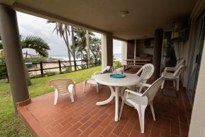 乌旺戈海滩Laguna La Crete 87的海景露台配有桌椅