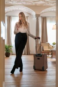 施泰尔斯蒂利亚斯塔德酒店的一位带着手提箱站在房间里的妇女