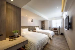 嘉义市兰桂坊花园酒店的酒店客房设有两张床和电视。