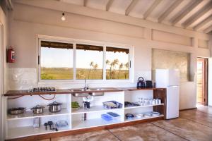 托弗海滩Musica do Mar Beach Front Apartments, Ocean View的厨房配有柜台和窗户。