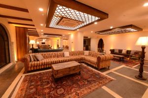 马尔丁RAYMAR HOTELS MARDİN的带沙发和地毯的大型客厅