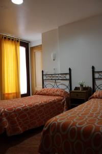 穆尔西亚塞古拉膳食公寓的酒店客房设有两张床和窗户。