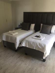 哈特比斯普特Kosmos Lodge的一间卧室配有一张大床和大床头板