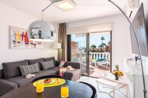 美洲海滩Tenerife Royal Gardens - Viviendas Vacacionales的客厅配有沙发和桌子
