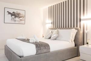罗马Unforgettable Split Level Jacuzzi Suite Navona - Top Collection的白色卧室配有一张带白色枕头的大床