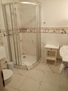 阿尔特兰德库格及酒店的一间浴室