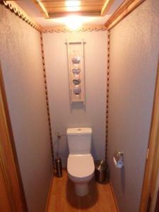 StosswihrLes Bouquetins的一间小浴室,内设卫生间