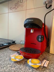 阿祖加Studio 41的坐在厨房台面上的红色烤面包机