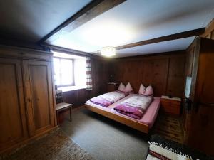 SufersBio Yak Hof Heinz的一间卧室配有带粉红色枕头的床。