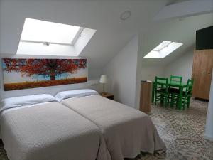 比利亚维西奥萨-德奥东Hostal Las Encinas的一间卧室配有一张壁画床