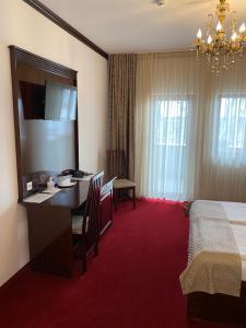 罗曼Hotel Onix的酒店客房配有书桌和床。