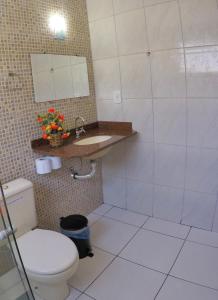 卡波布里奥阿加福特旅馆的一间带卫生间和水槽的浴室