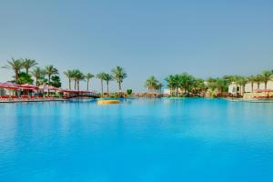 沙姆沙伊赫格兰罗塔纳度假村及Spa的棕榈树环绕的蓝色海水游泳池