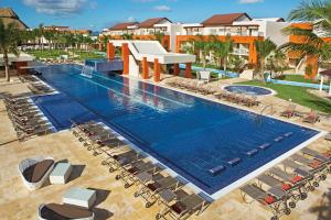 蓬塔卡纳Breathless Punta Cana Resort & Spa - Adults Only - All Inclusive的享有度假村游泳池的顶部景致