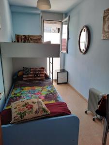 巴塞罗那"Casa TOLIMA"的一间位于小房子内的卧室,配有双层床