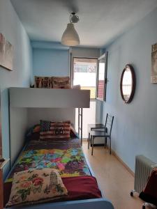 巴塞罗那"Casa TOLIMA"的一间卧室配有一张床和一张双层床。