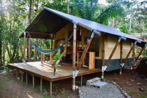 奥霍查尔El Pulpo Safari Lodge的树林中带吊床的小棚屋
