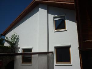 内卡苏尔姆普林茨城市公寓式酒店的白色的房子,有三个窗户