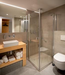 圣塞瓦斯蒂安Cristina Enea Rooms的一间带玻璃淋浴和卫生间的浴室