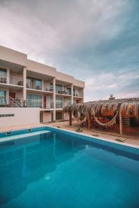洛维托斯萨尔瓦多韦科旅馆的一个带吊床的游泳池和酒店