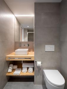 圣塞瓦斯蒂安Cristina Enea Rooms的浴室配有白色卫生间和盥洗盆。