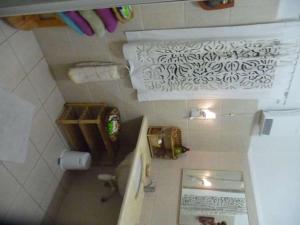 海法哈法湾艺术之家公寓的享有带水槽和浴缸的浴室的顶部景致。