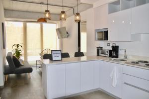危地马拉Cozy Stays Cayala Apartments 4的厨房配有白色橱柜和台面