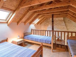 CressensacSuperb holiday home with pool的阁楼卧室设有两张床和窗户。