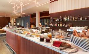 苏黎世苏黎世西区25时酒店的自助餐,包括面包和糕点