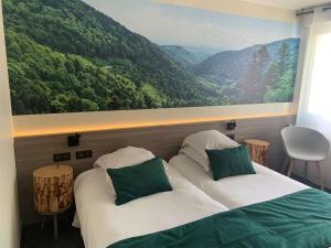 埃皮纳勒Best Western Plus La Fayette Hotel et SPA的一间带两张床的卧室和一幅山画