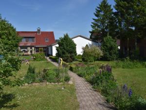 BlowatzApartment in Robertsdorf with Garden, Terrace, Barbecue的房屋前有砖路的花园
