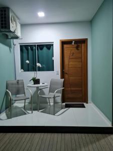 阿布拉奥Suites Golfo的配有桌椅和门的房间