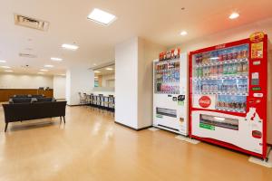 冈山The OneFive Okayama的一间商店,里面设有两台自动售货机