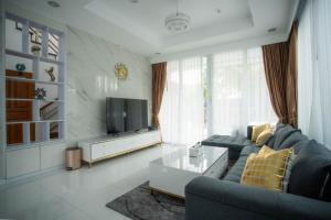 芭堤雅市中心KW pool villa pattaya的带沙发和电视的客厅