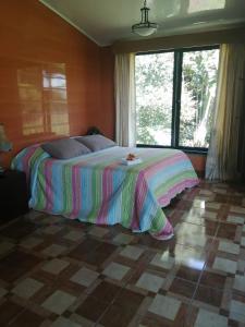 San IsidroSuite y Loft Casa Toría的一间卧室配有一张大床和色彩缤纷的毯子
