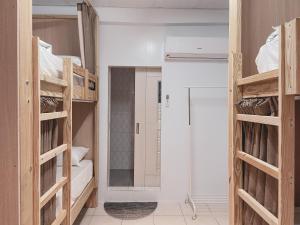 小琉球岛InnOcean在海裡潛水旅宿 Liuqiu Dive Hostel的客房设有两张双层床和镜子